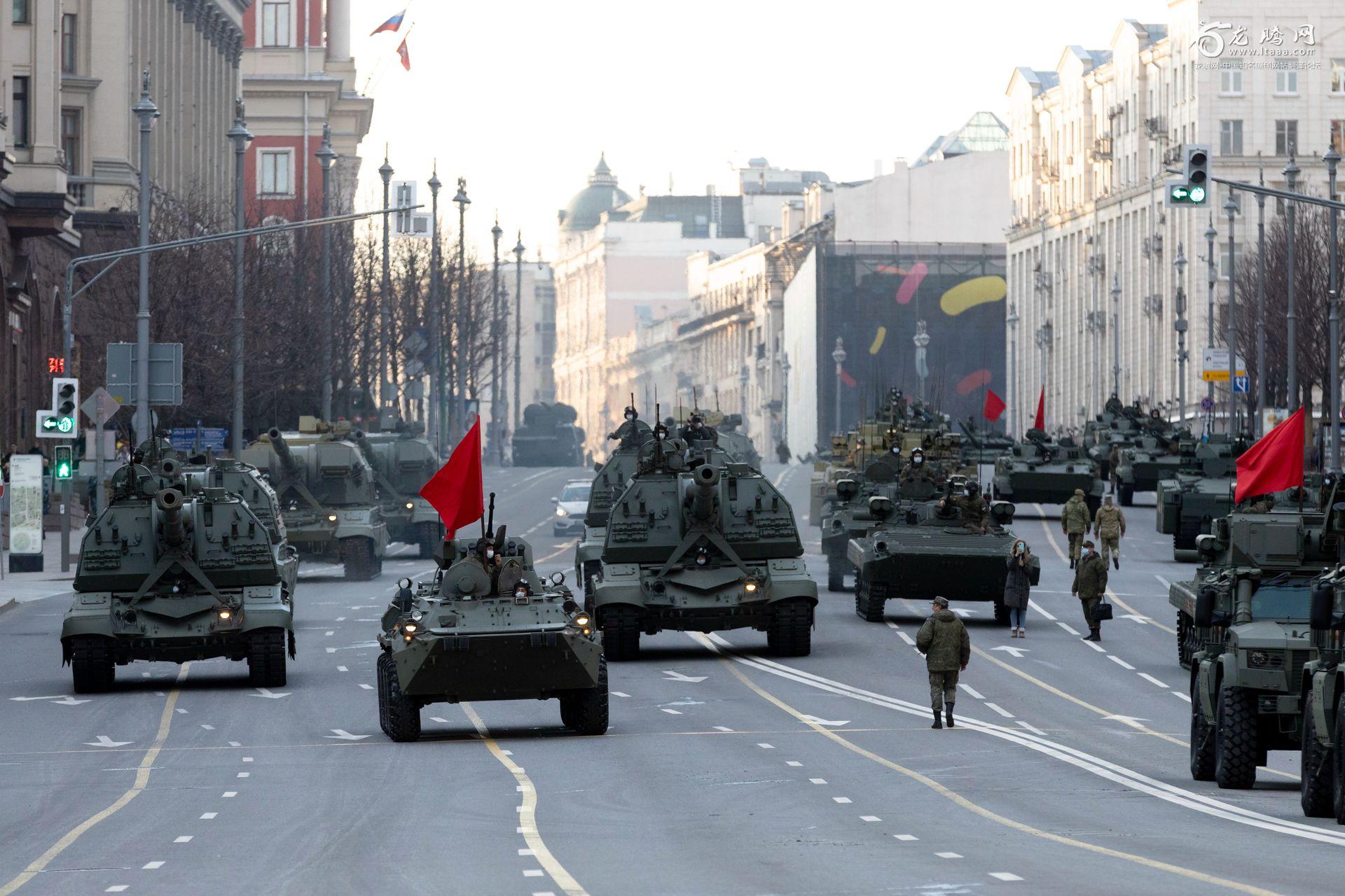 俄罗斯在莫斯科红场举行胜利日阅兵第二次夜间彩排-搜狐大视野-搜狐新闻