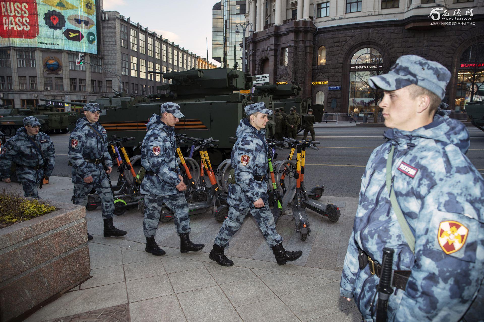 俄罗斯红场阅兵彩排 武器装备在大街上集结 - 中国军网