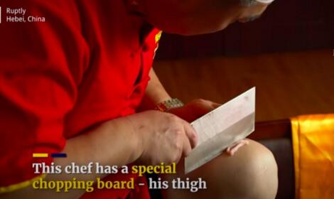 中國廚師用自己的腿當菜板