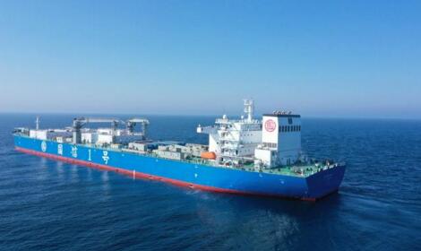 全球首艘10万吨级“移动渔场”出厂