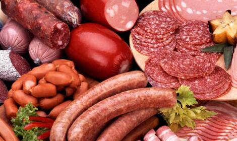 科学家们发现，与不吃加工肉制品的人相比，每周食用150克以上加工肉的人，患心血管疾病的风险要高出46%，死亡风险要高出51%