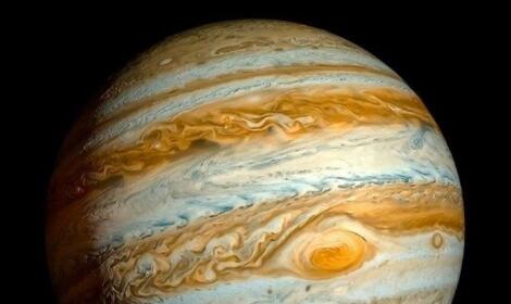 木星真的大到沒有繞太陽運轉嗎?